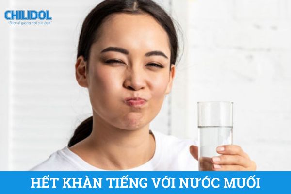 Chữa khàn tiếng bằng nước muối